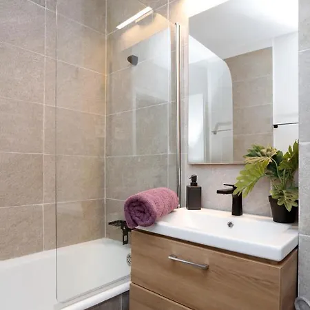 Brand New Lovely Near Metro Station *