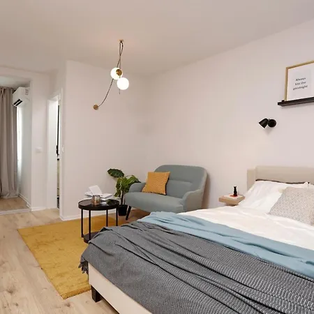 Brand New Lovely Near Metro Station *