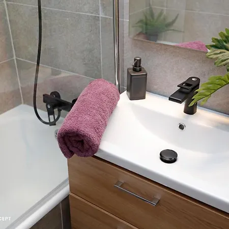 Brand New Lovely Near Metro Station *