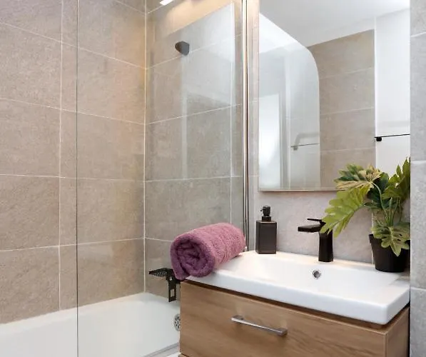 Brand New Lovely Near Metro Station *