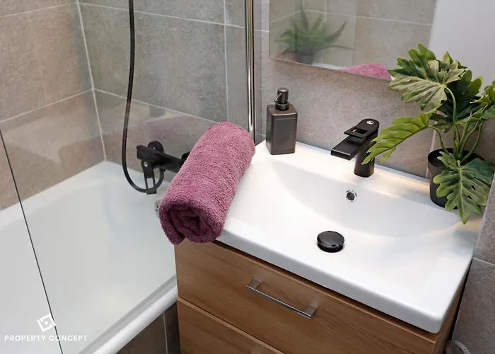 Brand New Lovely Near Metro Station *